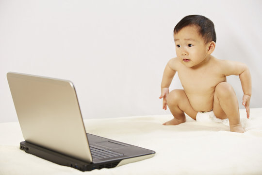 Kind sitzt vor dem Laptop 04