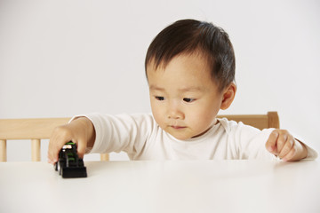 Kind spielt mit Spielzeugtraktor 5