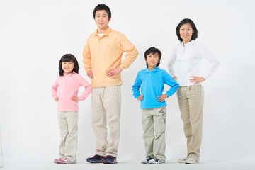 남자아이와 여자아이 함께 있는 부부