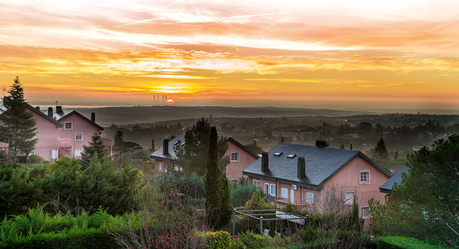 Amanecer en Torrelodones, al fondo Madrid,Espa&ntilde;a