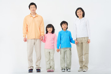남자아이와 여자아이 함께 있는 부부