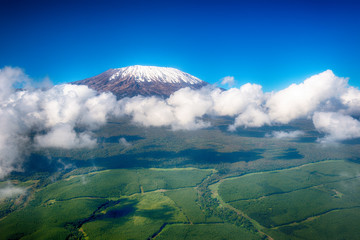 Luchtfoto van de Kilimanjaro, de hoogste berg van Afrika, wi