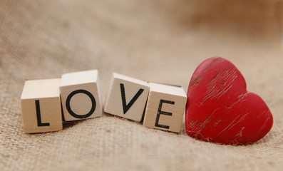 mot love sur cubes en bois et coeur rouge