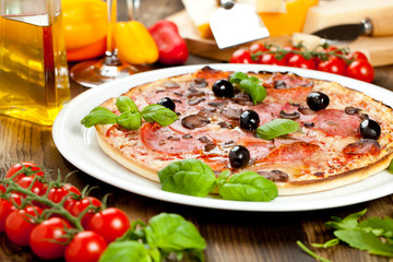 pizza mit salami und Kräuter