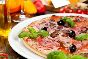 pizza mit salami und Kräuter