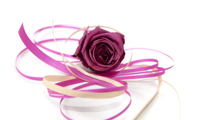 ruban de fête et fleur rose
