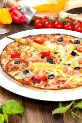 Leckere Pizza auf dem tisch 