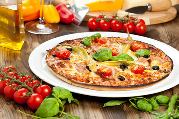 Leckere Pizza auf dem tisch 