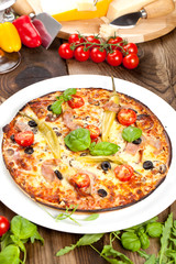 Leckere Pizza auf dem tisch 