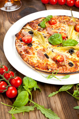 Leckere Pizza auf dem tisch 