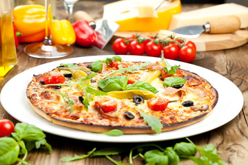 Leckere Pizza auf dem tisch 