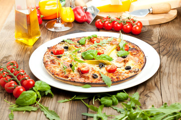 Leckere Pizza auf dem tisch 