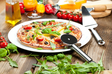 Leckere Pizza auf dem tisch 