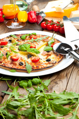 Leckere Pizza auf dem tisch 