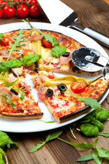 Leckere Pizza auf dem tisch 