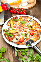 Leckere Pizza auf dem tisch 