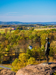 Fototapeta na wymiar Statue and view battlefields from Little Round Top, in Gettysbu