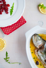 Запеченная форель с лимоном, ягодами и сливочным соусом