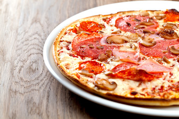 Leckere Pizza auf dem tisch 