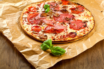 Leckere Pizza auf dem tisch 