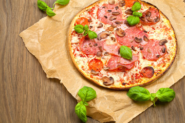 Leckere Pizza auf dem tisch 