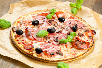 pizza mit salami und Kräuter