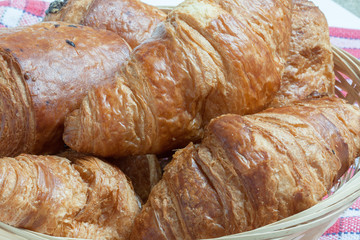 Croissants et pains au chocolat  dans une corbeille