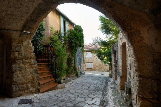 Fototapeta Street in ancient Grambois, Provence