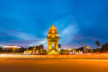 Independence monument at Phnom Penh city in twilight - 74906916