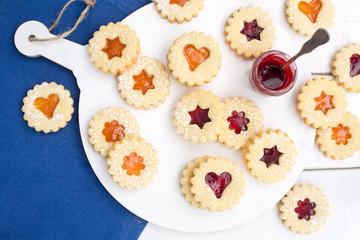 Weihnachtsplätzchen mit Marmelade auf einen Holztisch