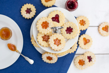 Linzer Kekse mit Marmelade auf einem Holztisch