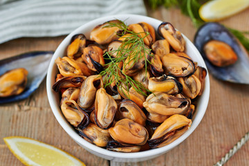 Cooked mussels with lemon and herbs