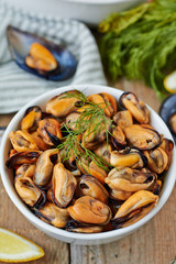 Cooked mussels with lemon and herbs