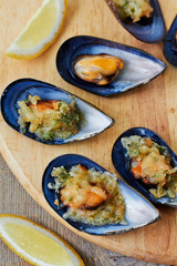 Baked mussels with cheese