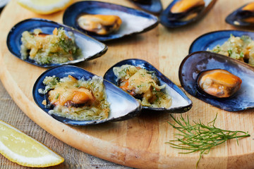 Baked mussels with cheese
