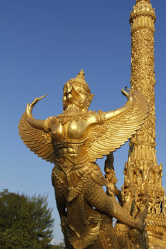 goldene Tempelstatue