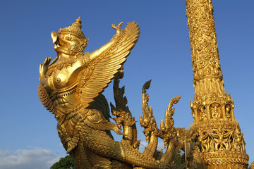 goldene Tempelstatue