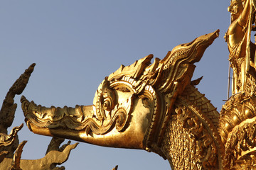 Fototapeta na wymiar Drache in goldener Tempelstatue