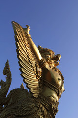 Fototapeta na wymiar goldene Tempelstatue