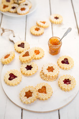 Linzer Butterkekse mit Marmelade auf einem Holztisch
