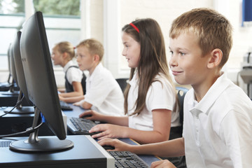 Obraz premium Male Elementary Pupil In Computer Class