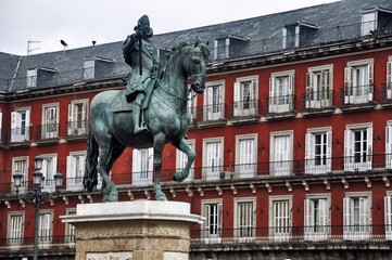 Fototapeta na wymiar Statue at Plaza Mayor in Madrid