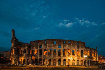 Naklejka premium Colosseum at night in Rome, Italy
