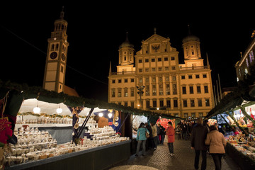 Fototapeta na wymiar Weinachtsmarkt in Augsburg