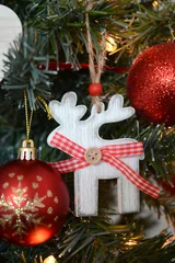 Fotobehang Deatilopname van een kerstboom met kerstdecoratie © trinetuzun