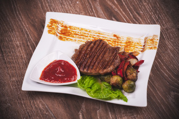 Grilled fillet of beef with vegetables