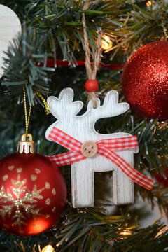 Deatilopname van een kerstboom met kerstdecoratie