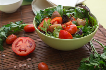 Green salad with tomatoes