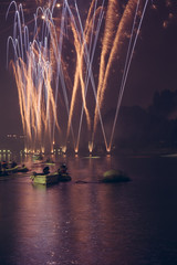 Fuochi d'artificio e spettacolo pirotecnico sul fiume