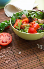 Green salad with tomatoes